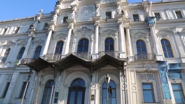 サンクトペテルブルク ロシア 6月16 2019 昼間のサンクトペテルブルク歴史的建造物のファサードのクローズアップビュー — ストック動画