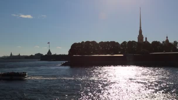 サンクトペテルスブルグ ロシア 6月16 2019 夏の晴れた日にネヴァ川とボートでの美しい景色 — ストック動画
