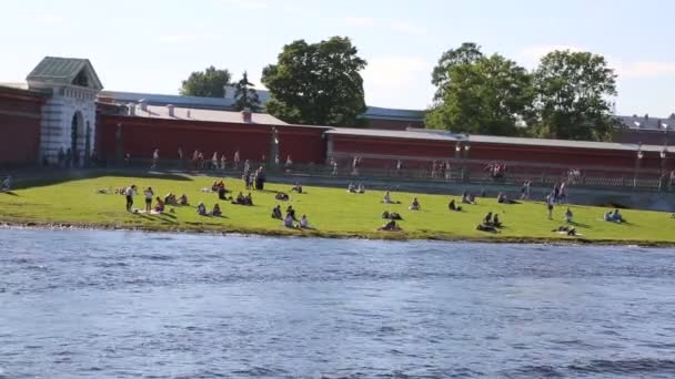 Saint Petersburg Russia June 2019 People Walking River Daytime — Stock Video