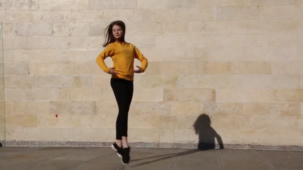 Tonårstjej Försöker Repetera Klassisk Balettteknik Utomhus — Stockvideo