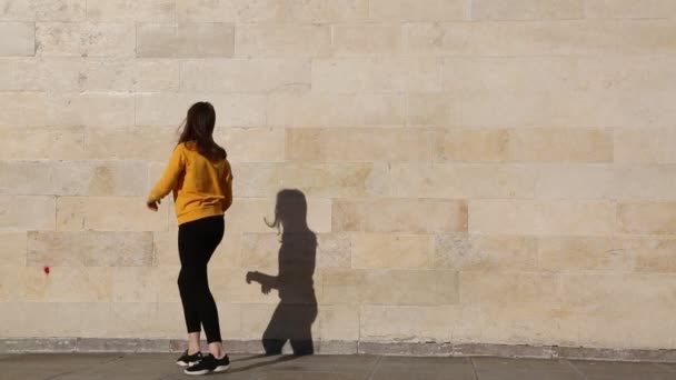 Teen Mädchen Versuchen Klassischer Balletttechnik Proben Outdoor Unterricht — Stockvideo