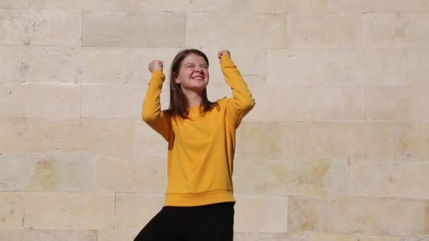 Adolescente Chica Bailando Calle — Vídeos de Stock