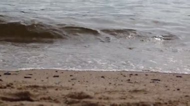 Sahile vuran deniz dalgalarını kapatın.