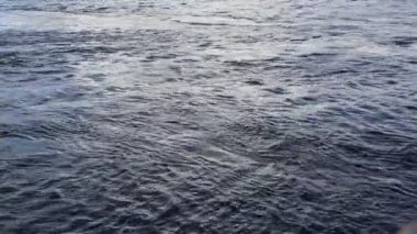 Sudaki yansımaya yakın çekim