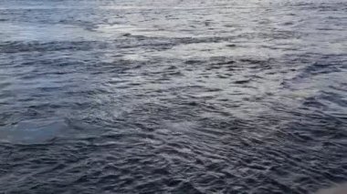 Sudaki yansımaya yakın çekim