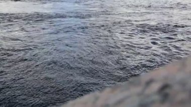 Sudaki yansımaya yakın çekim