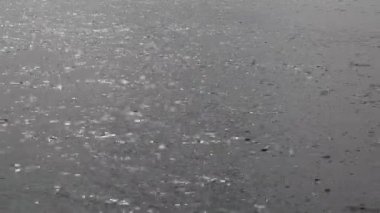 Sudaki yansımaya yakın çekim