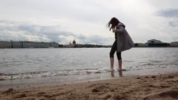 Девочка Подросток Прогуливается Пляжу Реки Невы Санкт Петербург Россия — стоковое видео