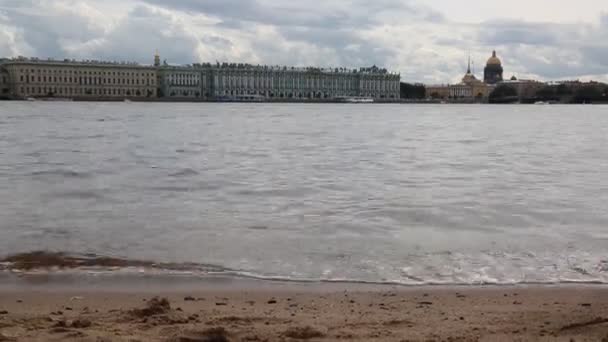 Девочка Подросток Прогуливается Пляжу Реки Невы Санкт Петербург Россия — стоковое видео