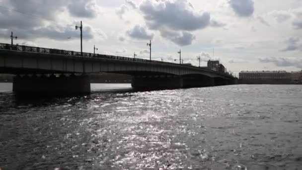 ロシアのサンクトペテルブルクにあるBlagoveshensky Bridgeの写真 — ストック動画