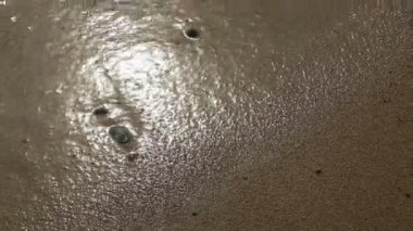 Sahile vuran deniz dalgalarını kapatın.