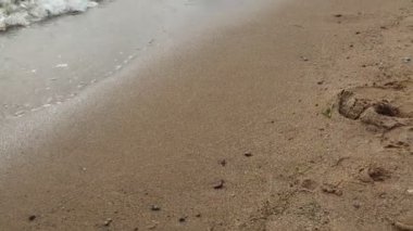 Sahile vuran deniz dalgalarını kapatın.