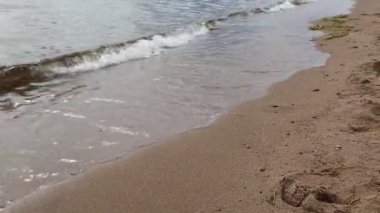 Sahile vuran deniz dalgalarını kapatın.