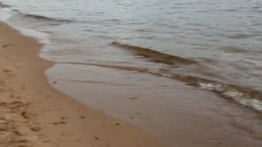 Sahile vuran deniz dalgalarını kapatın.