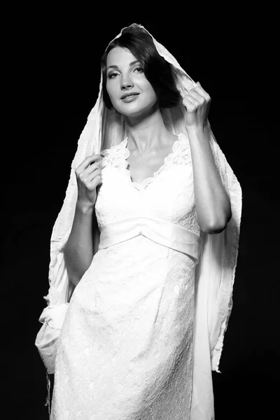 穿着复古风格婚纱的迷人女孩的黑白照片 — 图库照片