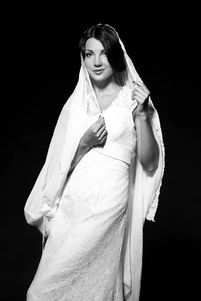 レトロなスタイルのウェディングドレスで魅力的な女の子の黒と白の写真 — ストック写真