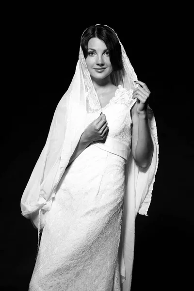 Černobílý Obraz Krásné Mladé Nevěsty Svatebních Šatech Černém Pozadí — Stock fotografie