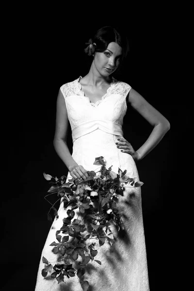 黒の背景に結婚式のドレスで美しい若い花嫁の黒と白のイメージ — ストック写真