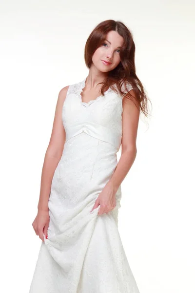 白人の若い女性の長い白いドレスで美しい髪を白い上に隔離 — ストック写真