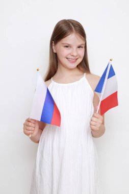 Rusya Federasyonu ve Fransa 'nın bayraklarını tutan küçük kız..
