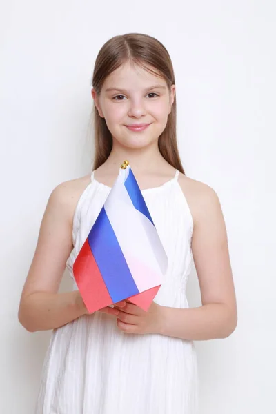 Маленька Дівчинка Прапорами Російської Федерації Франції — стокове фото