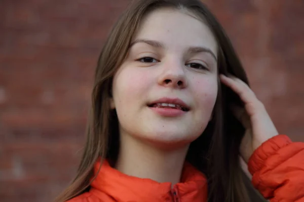 Menina Encantadora Está Posando Sobre Parede Tijolo Vermelho Hora Outono — Fotografia de Stock