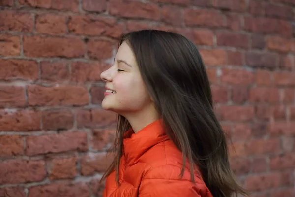 Chica Encantadora Está Posando Sobre Pared Ladrillo Rojo Otoño —  Fotos de Stock