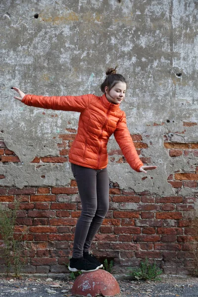 Lustige Aktive Teenager Gitl Gegen Rote Backsteinmauer Freien Ausgewählte Schwerpunkte — Stockfoto