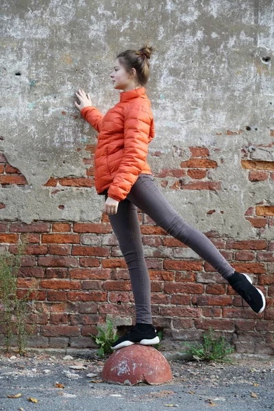 Lustige Aktive Teenager Gitl Gegen Rote Backsteinmauer Freien Ausgewählte Schwerpunkte — Stockfoto