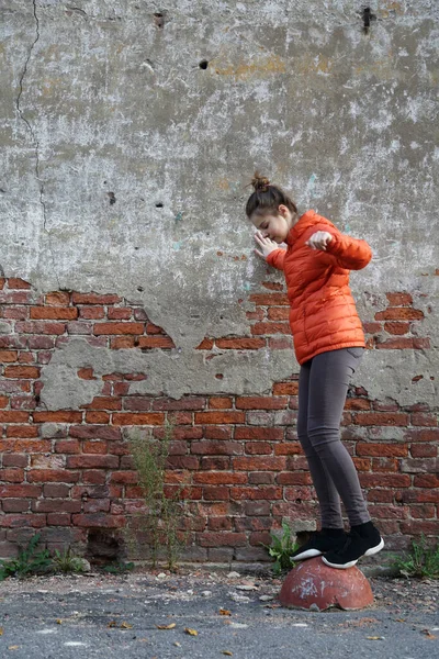 Lustige Aktive Teenager Gitl Gegen Rote Backsteinmauer Freien Ausgewählte Schwerpunkte — Stockfoto