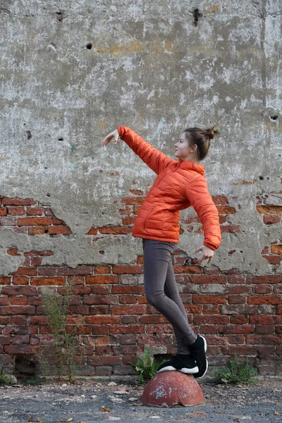Lustige Aktive Teenager Gitl Gegen Rote Backsteinmauer Freien Ausgewählte Schwerpunkte — Stockfoto