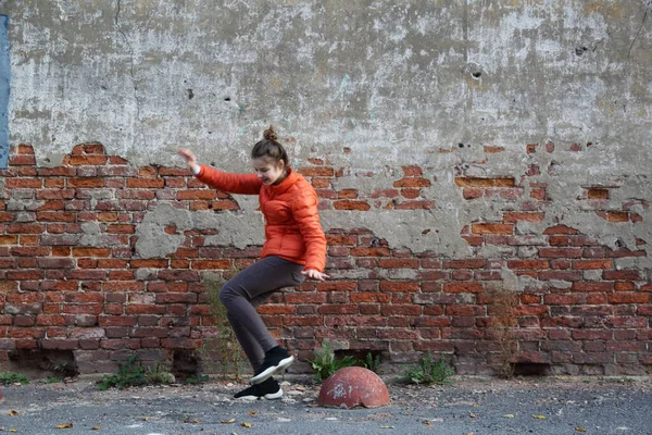 Lustige Aktive Teenager Gitl Gegen Rote Backsteinmauer Freien Ausgewählte Schwerpunkte — Stockfoto