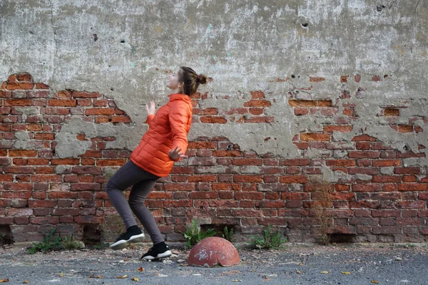 Grappig Actieve Tiener Gitl Tegen Rode Bakstenen Muur Buiten Geselecteerde — Stockfoto