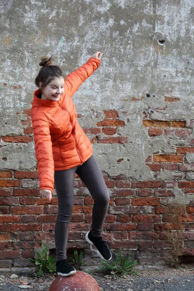 Lustige Aktive Teenager Gitl Gegen Rote Backsteinmauer Freien Ausgewählte Schwerpunkte — Stockfoto