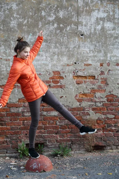 Grappig Actieve Tiener Gitl Tegen Rode Bakstenen Muur Buiten Geselecteerde — Stockfoto