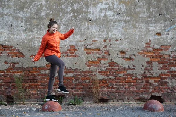 Grappig Actieve Tiener Gitl Tegen Rode Bakstenen Muur Buiten Geselecteerde — Stockfoto