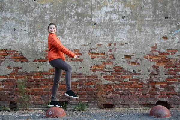 Lustige Aktive Teenager Gitl Gegen Rote Backsteinmauer Freien Ausgewählte Schwerpunkte — Stockfoto