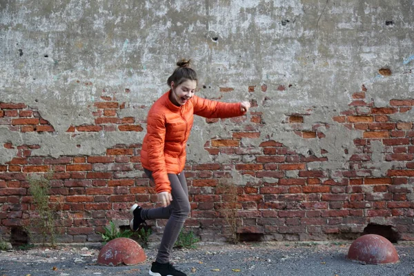 Забавна Активна Підліток Gitl Проти Стіни Червоної Цегли Відкритому Повітрі — стокове фото
