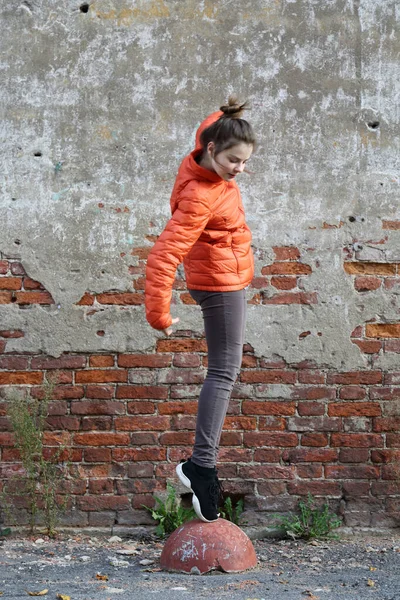 赤レンガの壁の屋外に対する面白いアクティブなティーンの女の子 選択されたフォーカス — ストック写真