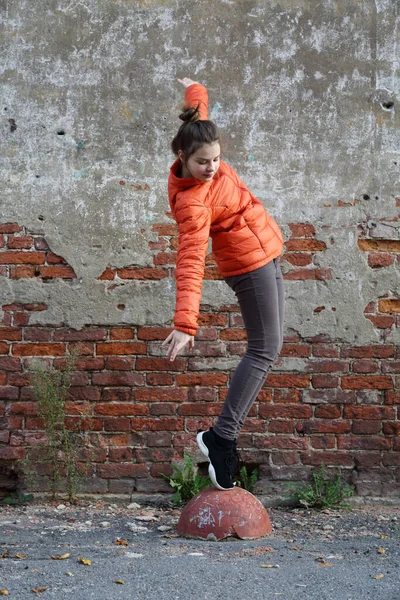 Lustige Aktive Teenager Gitl Gegen Rote Backsteinmauer Freien Ausgewählte Schwerpunkte — Stockfoto