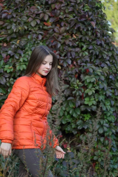 Outdoor Fashion Shot Van Trendy Tienermeisje Dragen Heldere Kleren Straat — Stockfoto