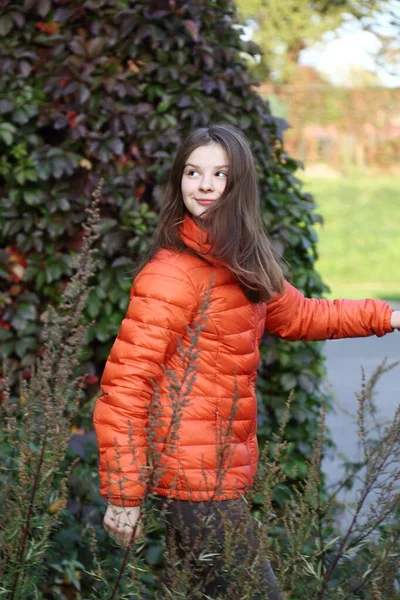 Открытый Модный Снимок Трехлетней Девочки Подростка Яркой Одежде Уличная Мода — стоковое фото