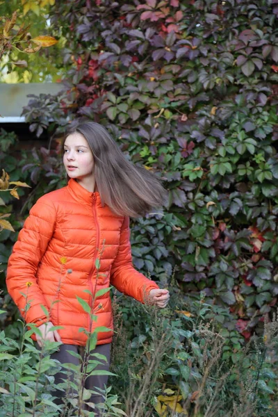 Tiro Moda Livre Menina Adolescente Moda Vestindo Roupas Brilhantes Rua — Fotografia de Stock