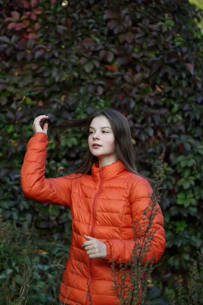 Tiro Moda Livre Menina Adolescente Moda Vestindo Roupas Brilhantes Rua — Fotografia de Stock