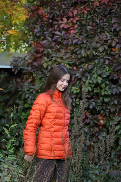Parlak Giysiler Giyen Modaya Uygun Bir Genç Kızın Açık Hava — Stok fotoğraf