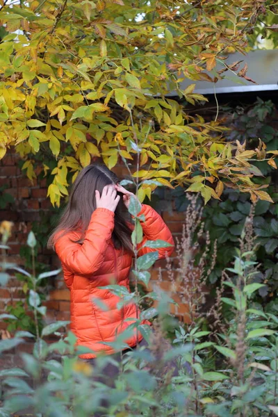 Utomhus Mode Skott Trendiga Tonåring Flicka Bär Ljusa Kläder Street — Stockfoto