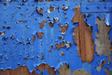 Paslı metalin ve soyulmuş boyanın dokulu arkaplan görüntüsü. 