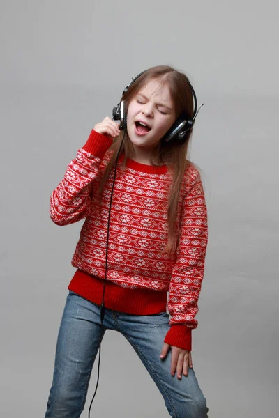 Schöne Kaukasische Mädchen Kopfhörer Mit Mikrofon — Stockfoto