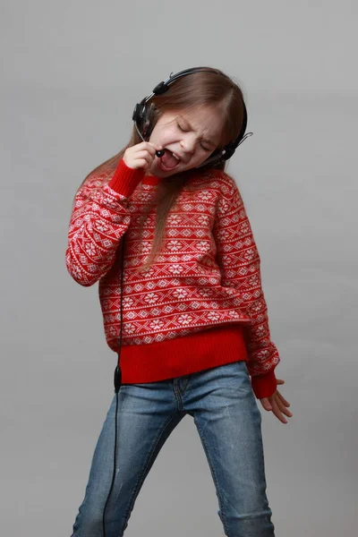 Lovely Caucasian Little Girl Headphone Microphone — Stock Photo, Image