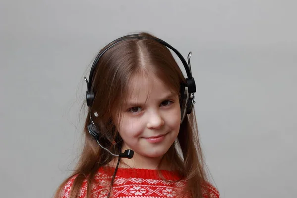 Preciosa Niña Caucásica Auriculares Con Micrófono — Foto de Stock